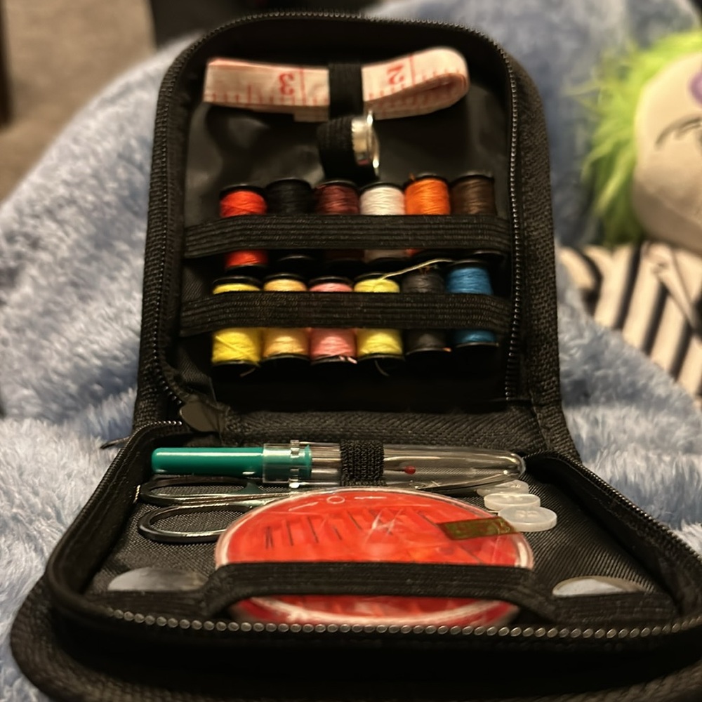 Sewing travel bag kit 5” X 4” w/measuring tape color threads scissors needles